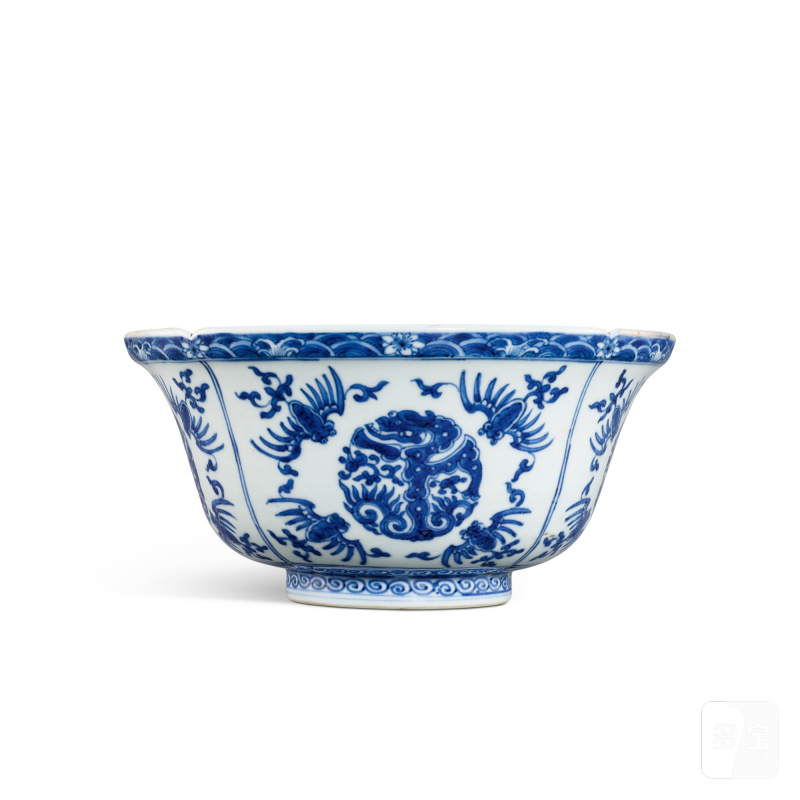 A blue and white 'dragon medallion' lobed bowl, Qing dynasty, Kangxi - Yongzheng period | 清康熙至雍正 青花團龍葵口盌 《大明成化年製》仿款 - 图1